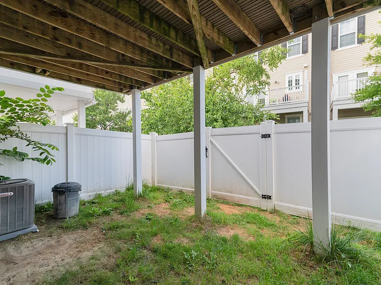 8335 Daydream Cres — Photo 24