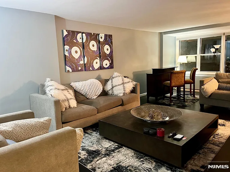 301 Beech St #8D — Photo 2