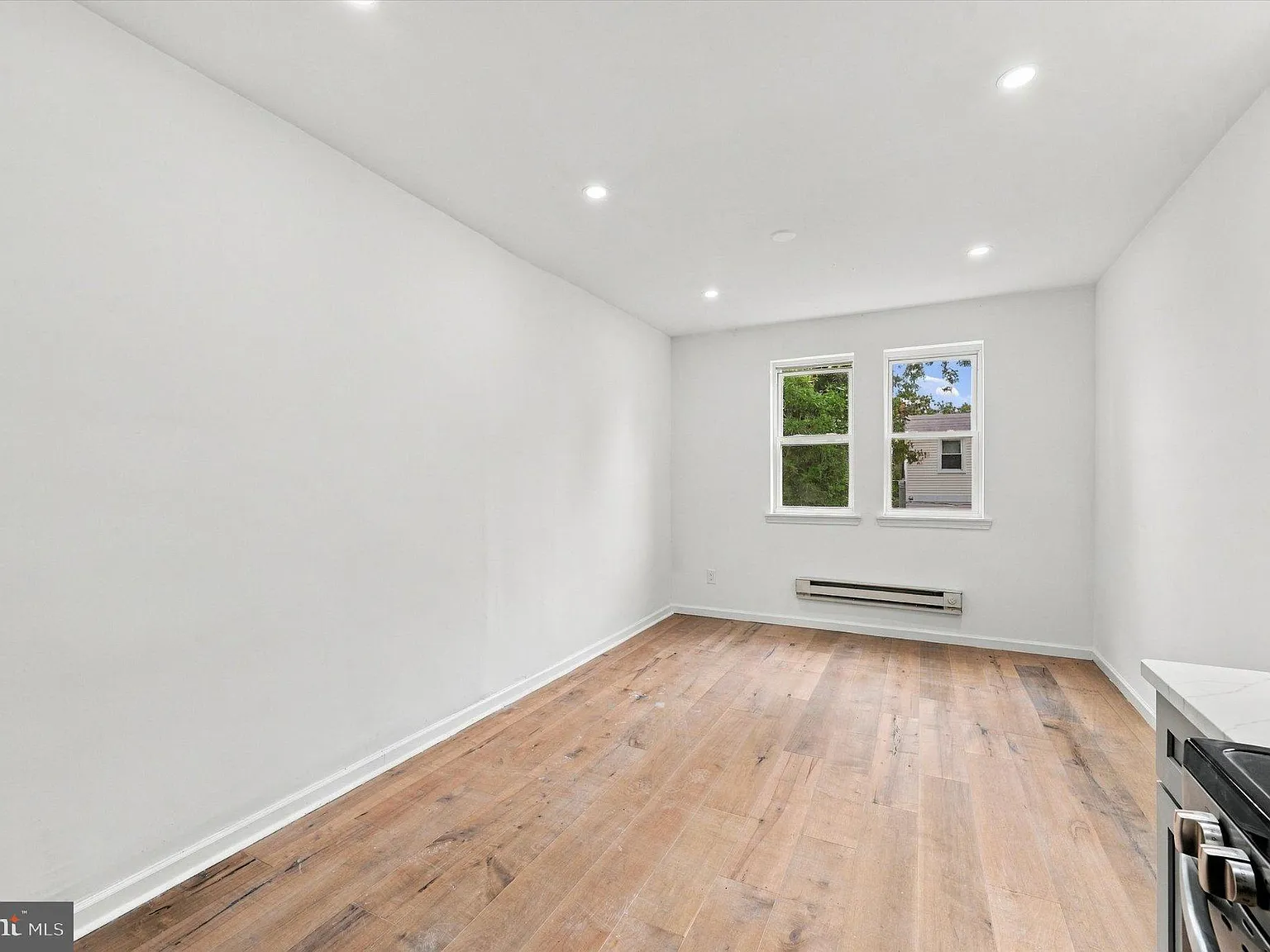 2 bed, 1.0 bath, 650 sqft, $1,600 — Photo 3