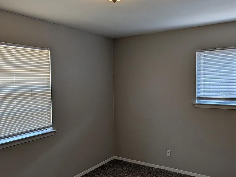 1820 Warren Ln — Photo 11