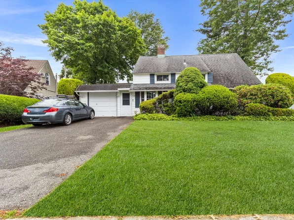 12 Melody Lane, Westbury, NY 11590