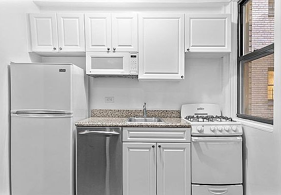 5th image of 37 W 72nd St APT 9F