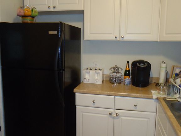 Double sink/blk fridge
