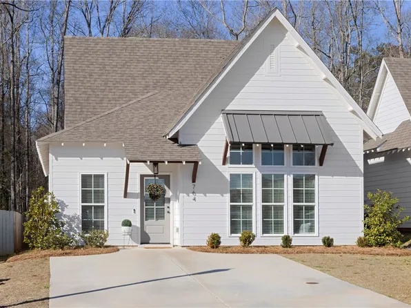 764 Village Dr, Opelika, AL 36801