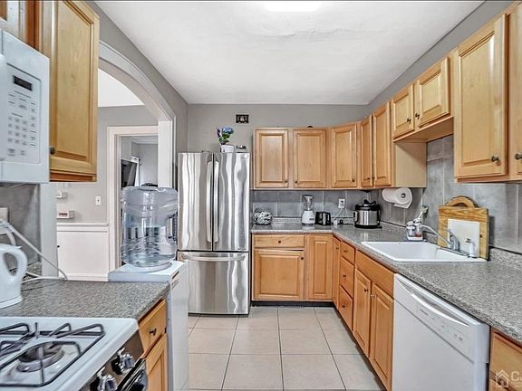 3rd image of 228 David St