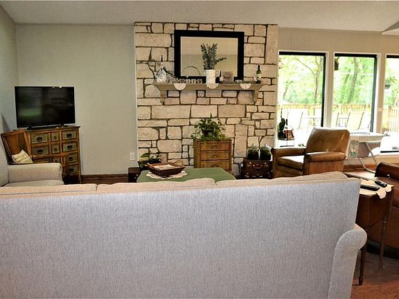 3rd image of 303 Shadowwood Trl