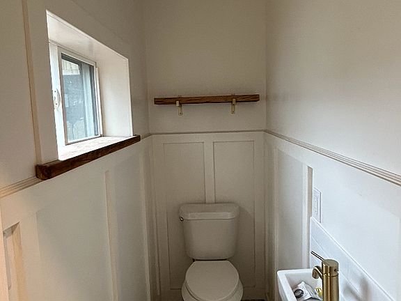 Powder Room (1st Floor)