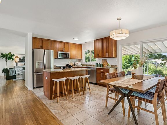 3rd image of 123 Coleridge Dr