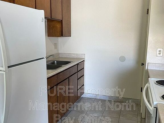 3rd image of 1546 N Bush St