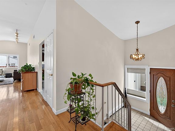 4th image of 9 Smith Place