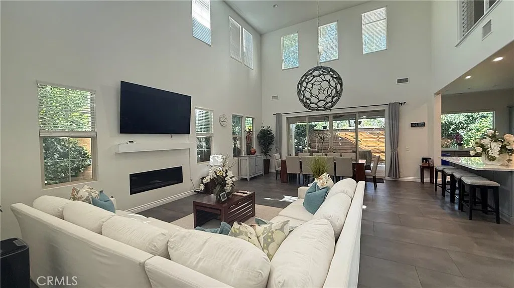 5 bed, 5.5 bath, 3853 sqft, $8,800 — Photo 1