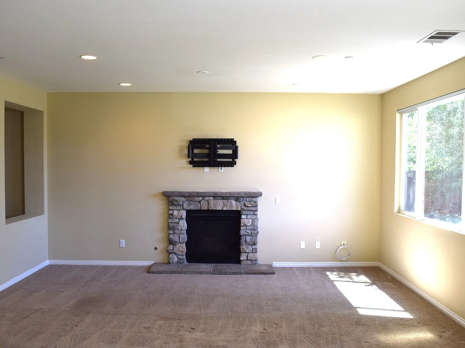 3 bed, 2.5 bath, 3487 sqft, $3,345 — Photo 3