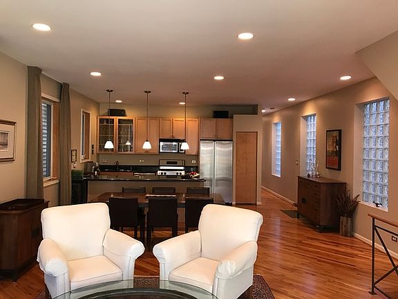 3rd image of 942 N Wolcott Ave