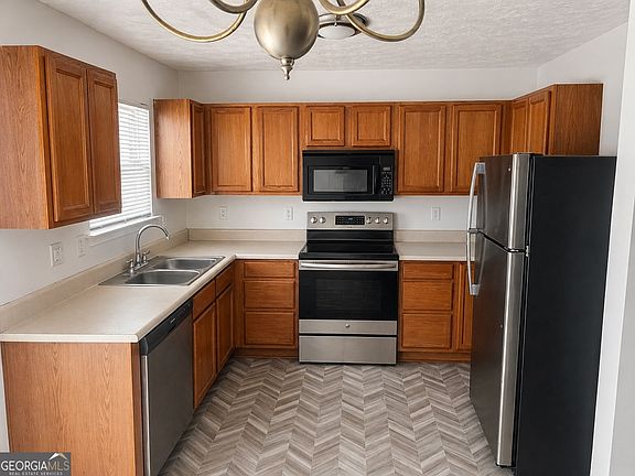2nd image of 9432 Lakeview Rd #53