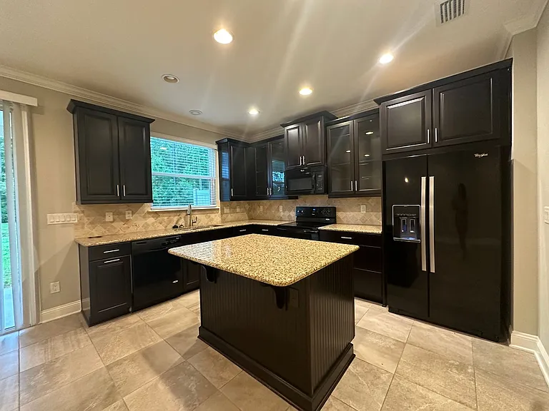 91 Richmond Dr — Photo 2