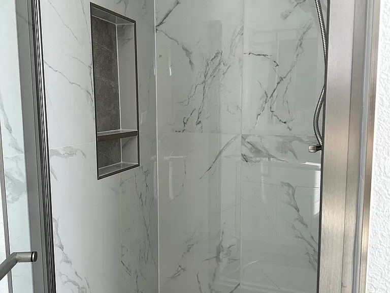 909 Delta Dr NE — Photo 3