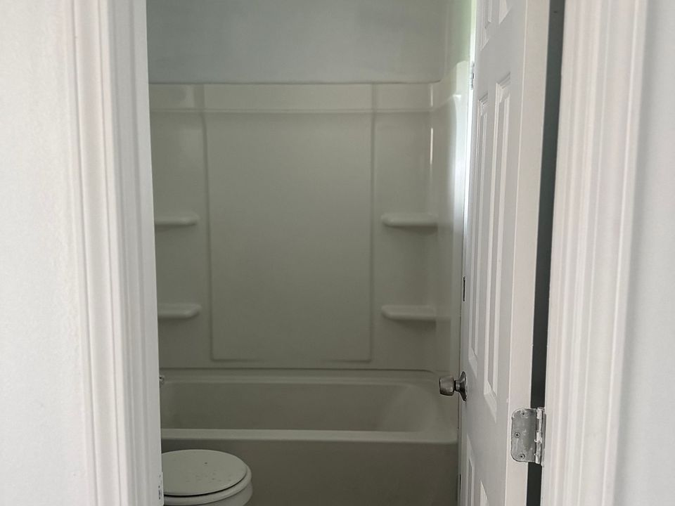 2nd image of 644 N Donmoor Ave APT 3