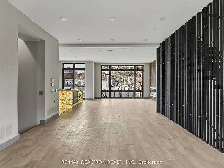 1002 Spadina Rd — Photo 8