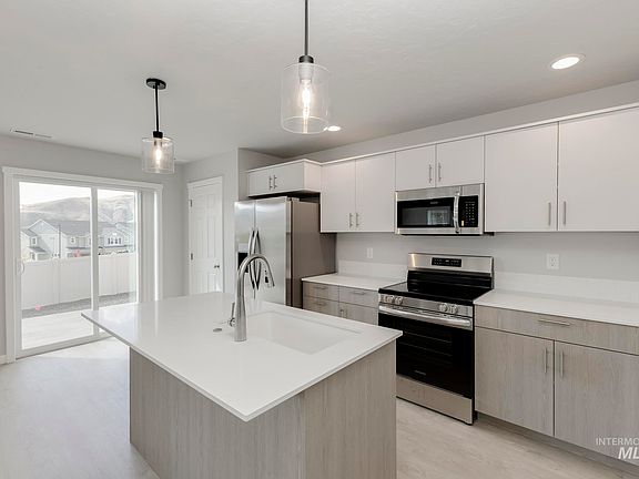 4th image of 115 Caribou St