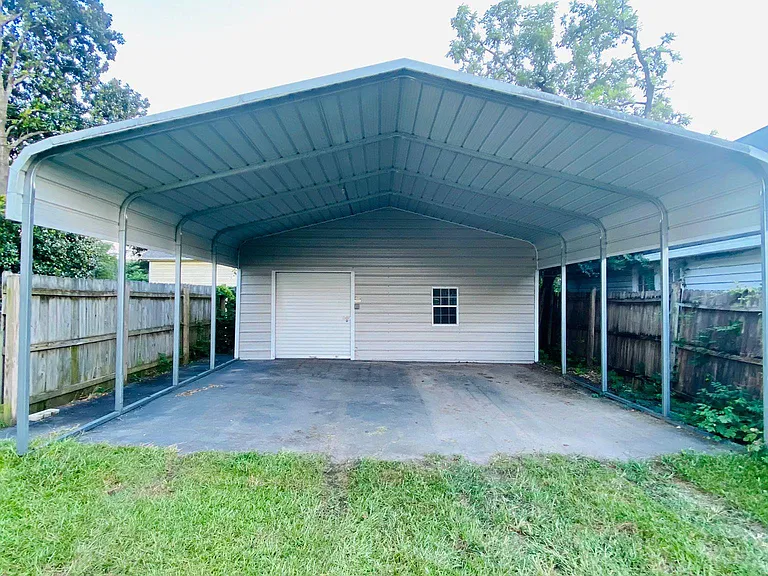 Double covered carport, great for covid safe outdoor entertaining or covered parking