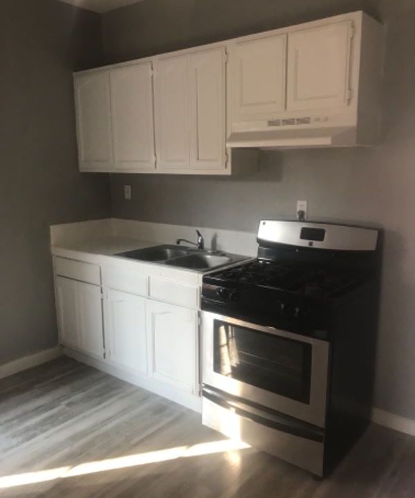 1st image of 965 1/2 W 42nd Pl