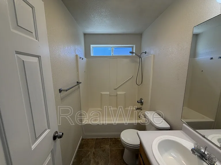 249 SW Rogue River Ave #D — Photo 25