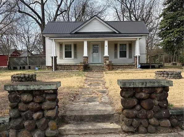 1104 Barnes St, Eden, NC 27320