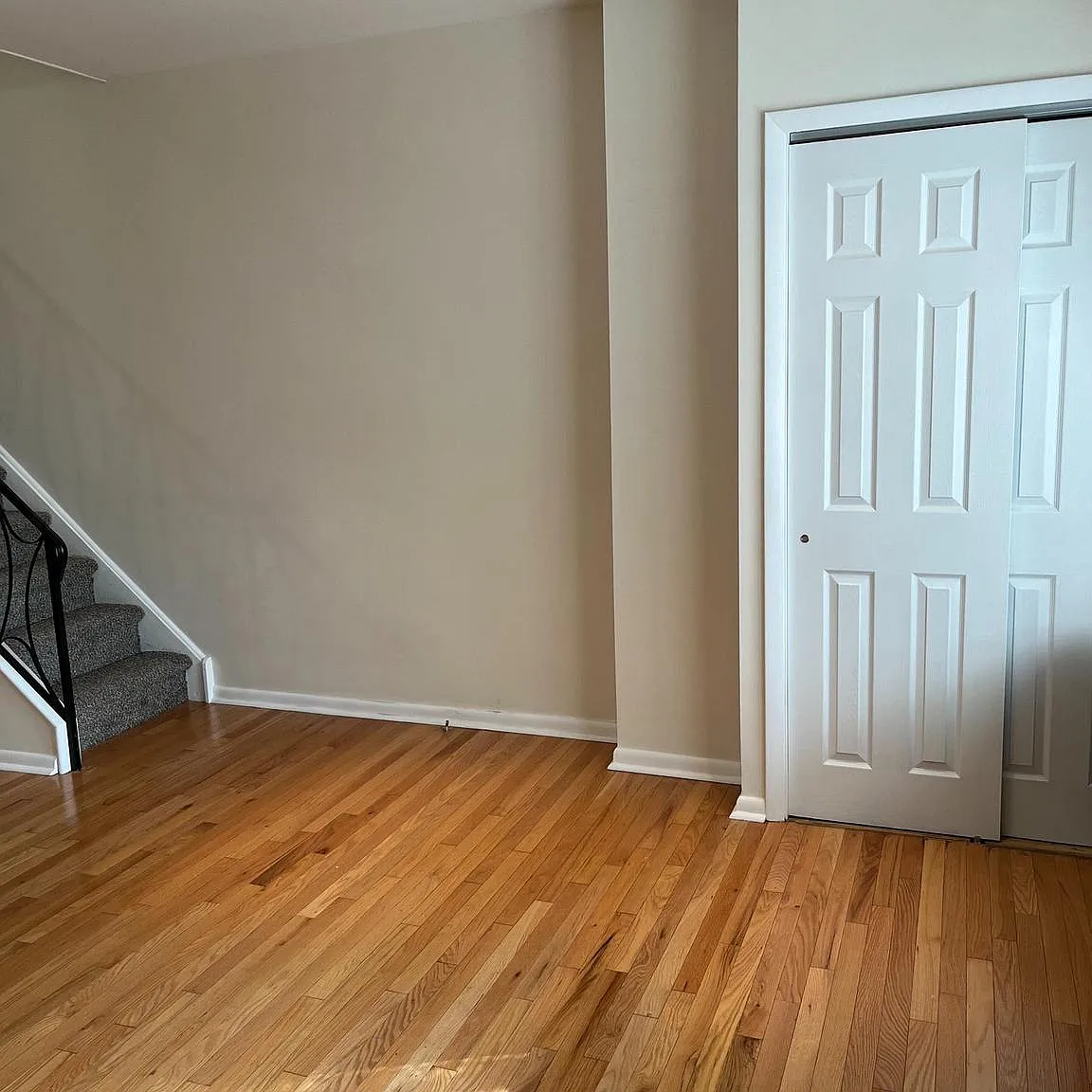 3 bed, 1.5 bath, 1200 sqft, $2,400 — Photo 2