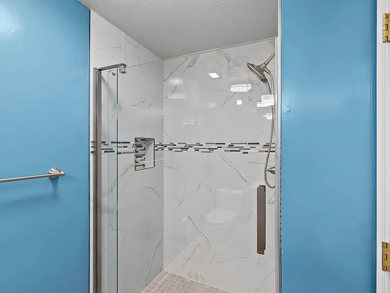5411 Castlestone Dr — Photo 32