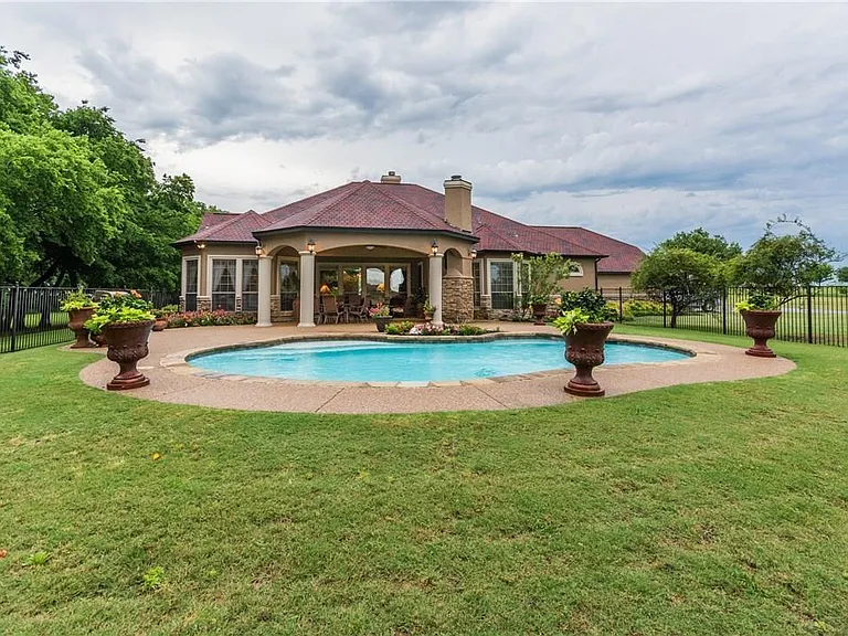 5739 FM 1461 — Photo 2