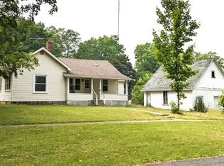 226 S 3rd St, Edmore, MI 48829