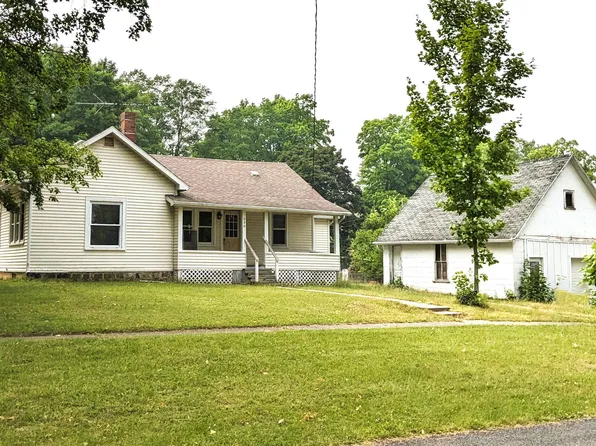 226 S 3rd St, Edmore, MI 48829