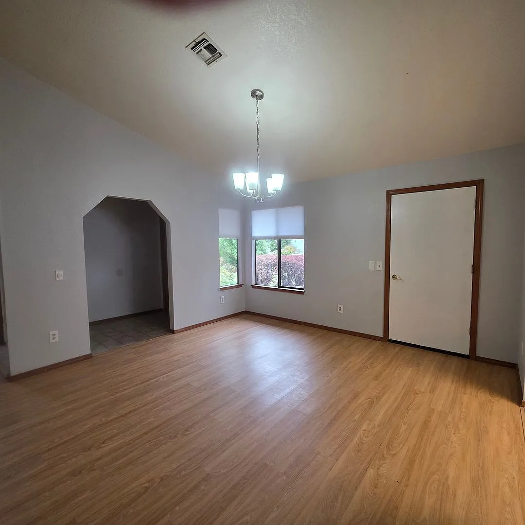 *Move In Special $500 Off First Months Rent*Spacious 3 Bed 2 Bath With Bonus Room / Den In The Co... — Photo 3
