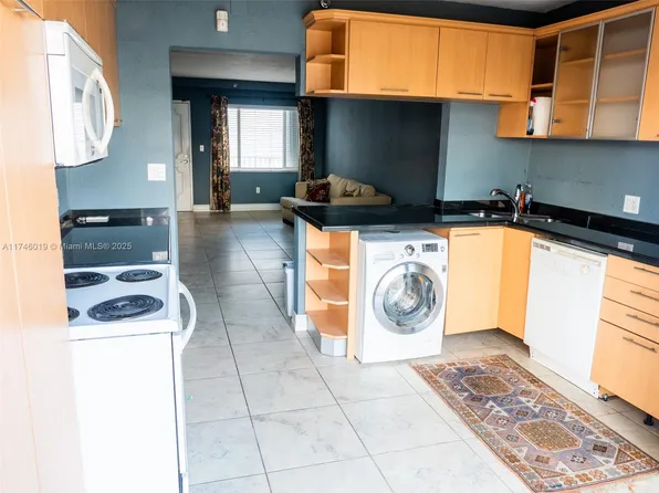 677 NE 24th St APT 703, Miami, FL 33137