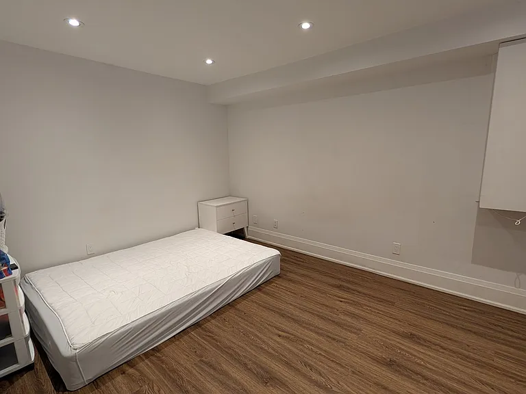 1036 Dovercourt Rd #LOWER — Photo 11