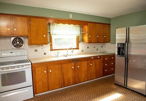 3rd image of 18 Bourne Ave