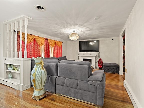 5th image of 134 Oak St