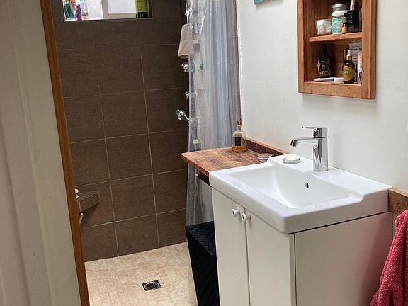 5th image of 421 Stanford Ave