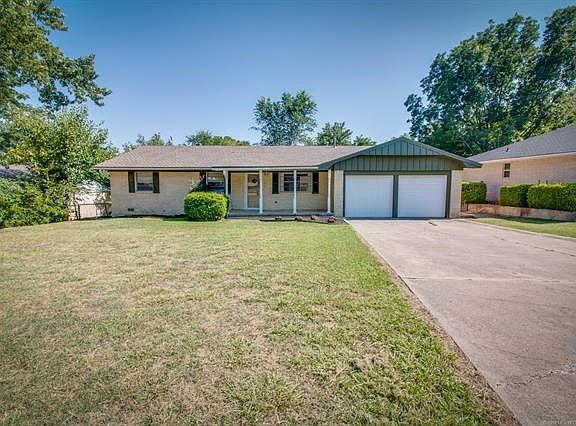 3rd image of 1929 E Foster Dr