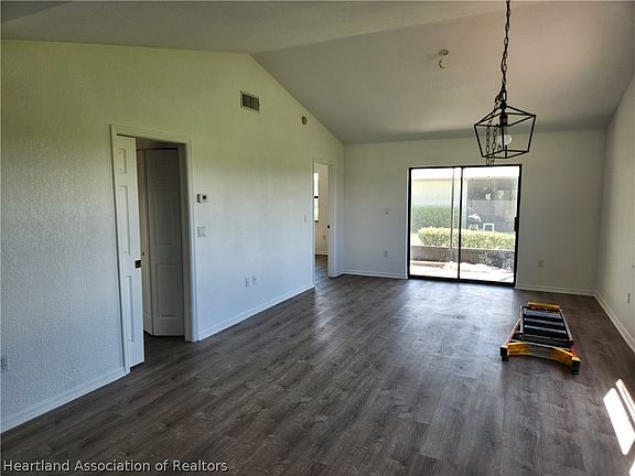 4th image of 1516 Villaway W
