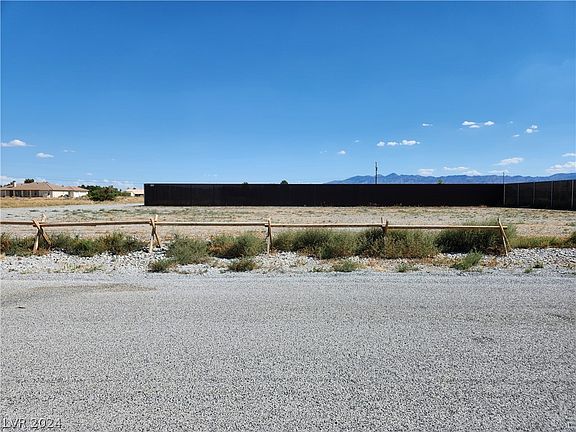 3rd image of 721 Garden Ln