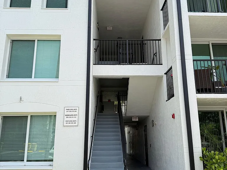 317 Villa Cir #317 — Photo 5