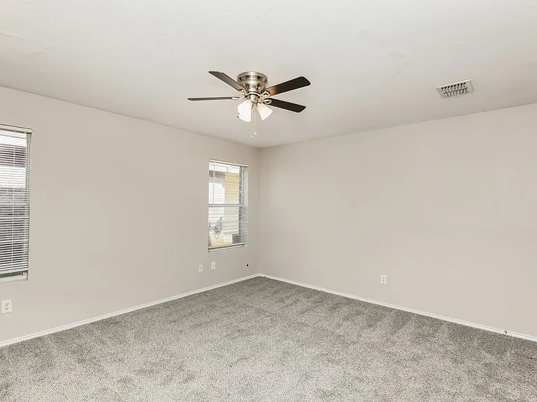 1101 Maplewood Ln — Photo 9