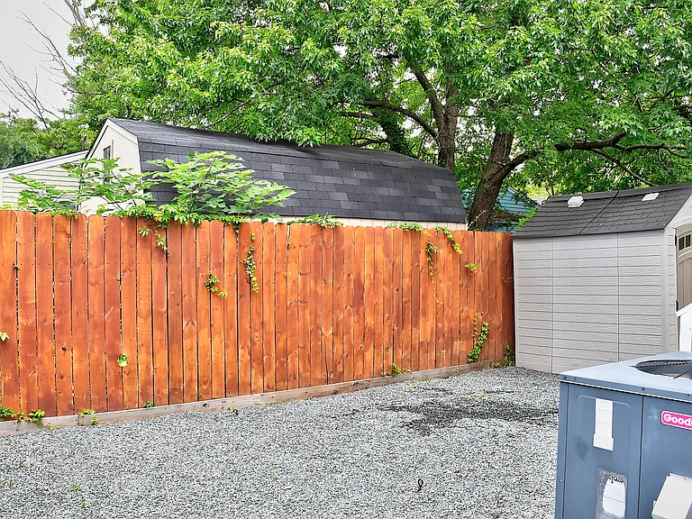 224 Taylor Ave W — Photo 33