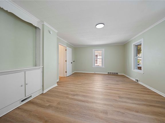 4th image of 101 Ernst St