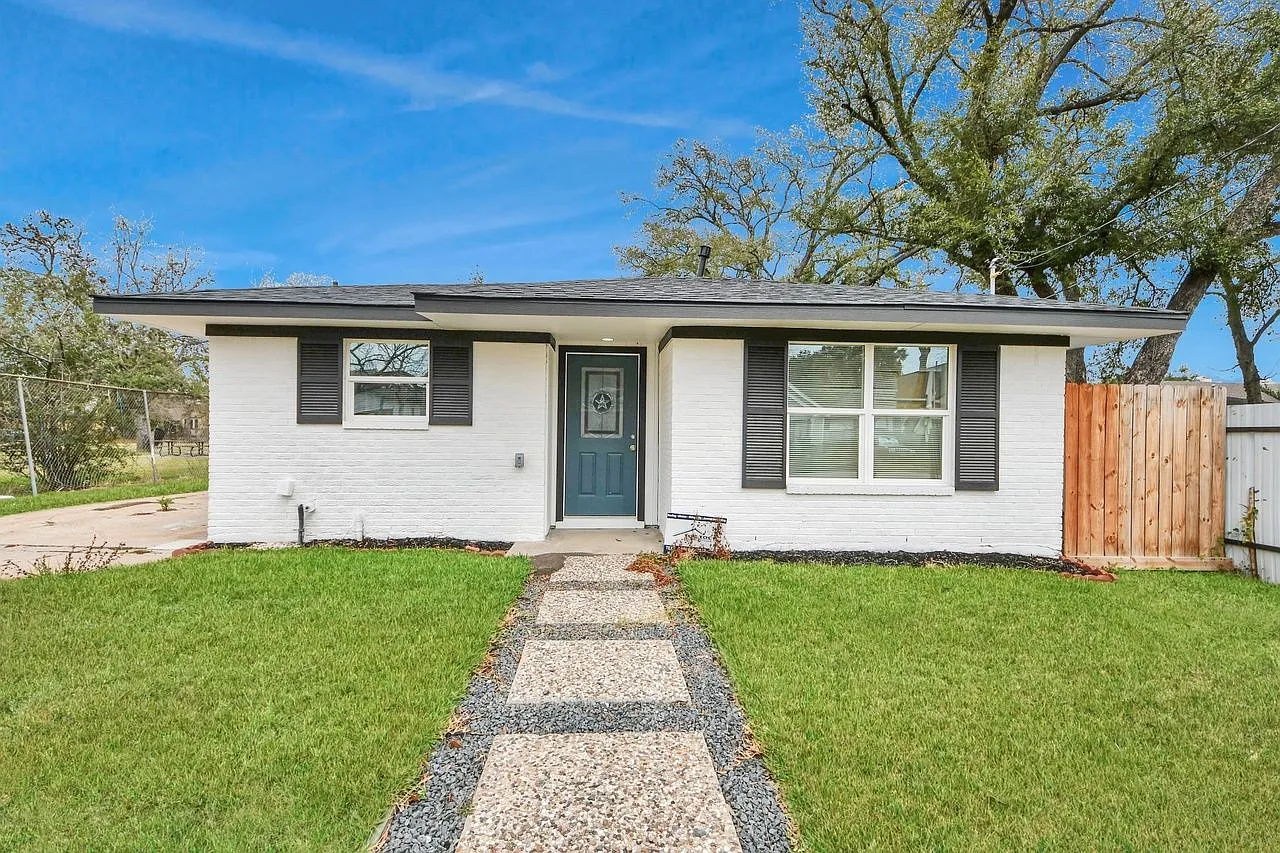 3 bed, 2.0 bath, 1200 sqft, $2,349 — Photo 1