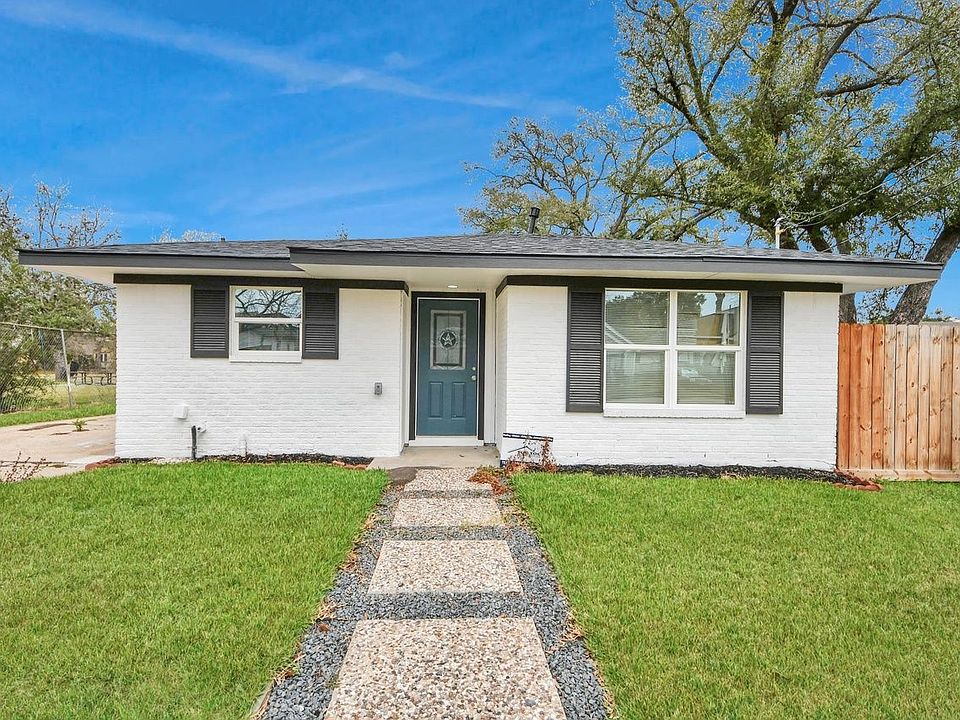 Charming curb appeal with front and walkway.
