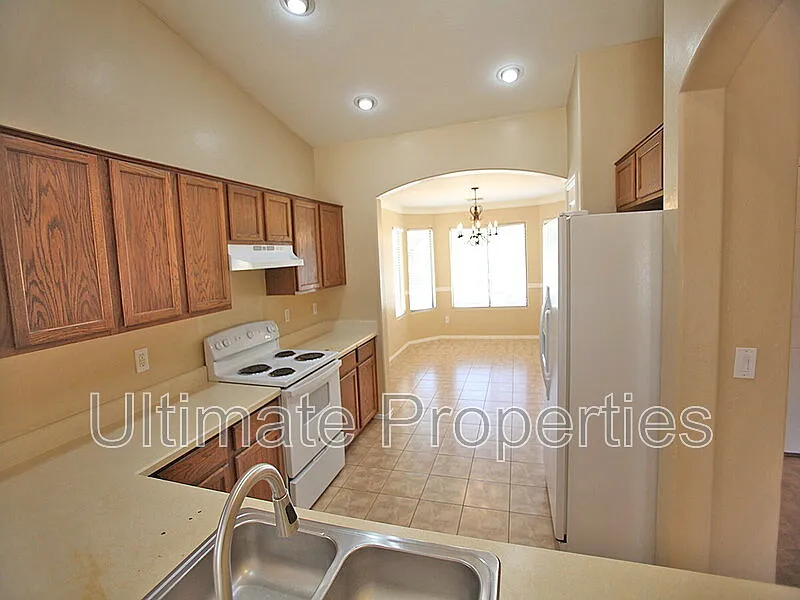 3 bed, 2.0 bath, 1336 sqft, $1,995 — Photo 4