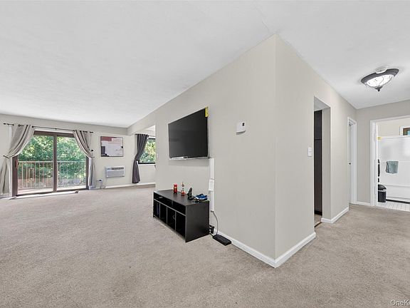 4th image of 10 Oakwood Terrace #65