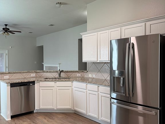 5th image of 543 Westbury Ln